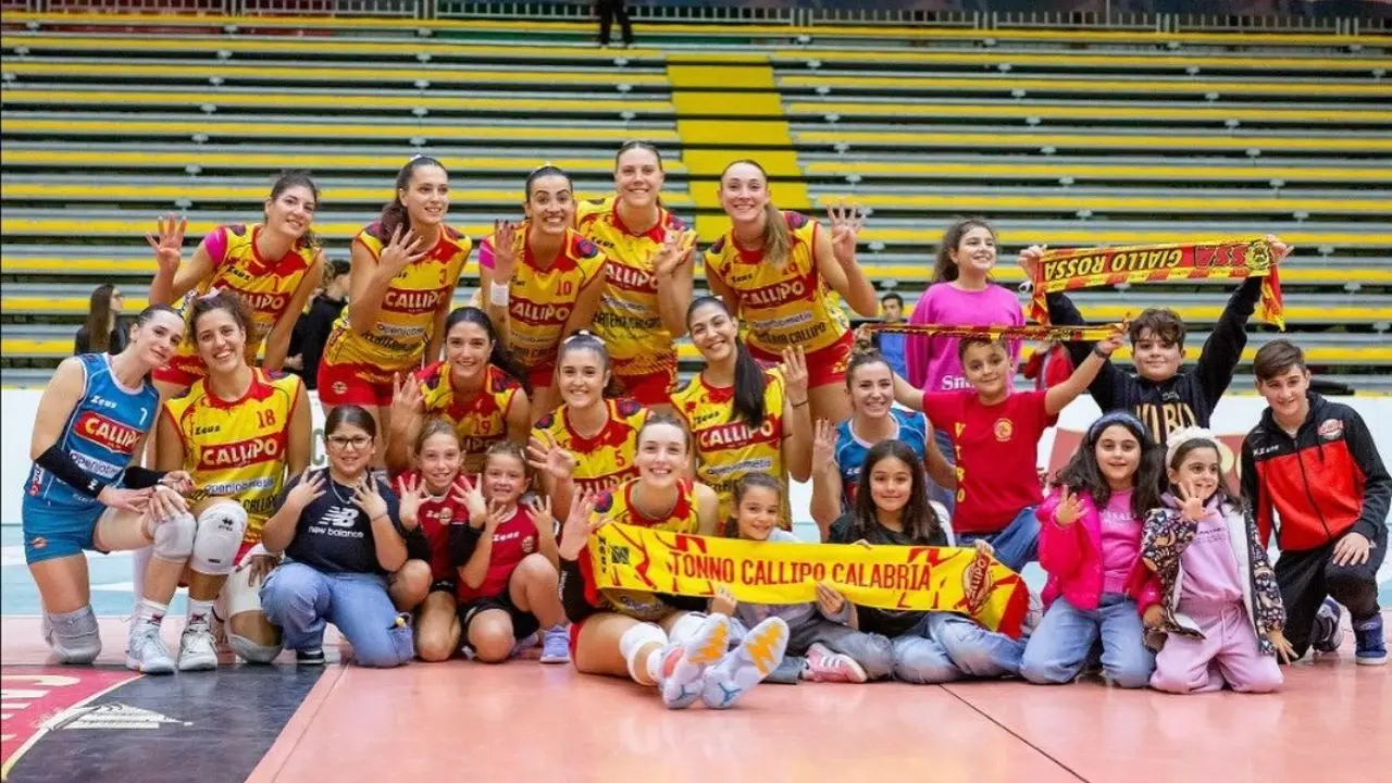 Volley, la Tonno Callipo femminile batte anche Castellana Grotte e vola a punteggio pieno: secco 3-0 ai danni delle pugliesi\n