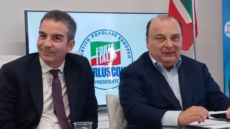 <p>Roberto Occhiuto fa visita al candidato del centrodestra Edmondo Cirielli per le prossime elezioni regionali in Campania (Ansa)</p>\\n