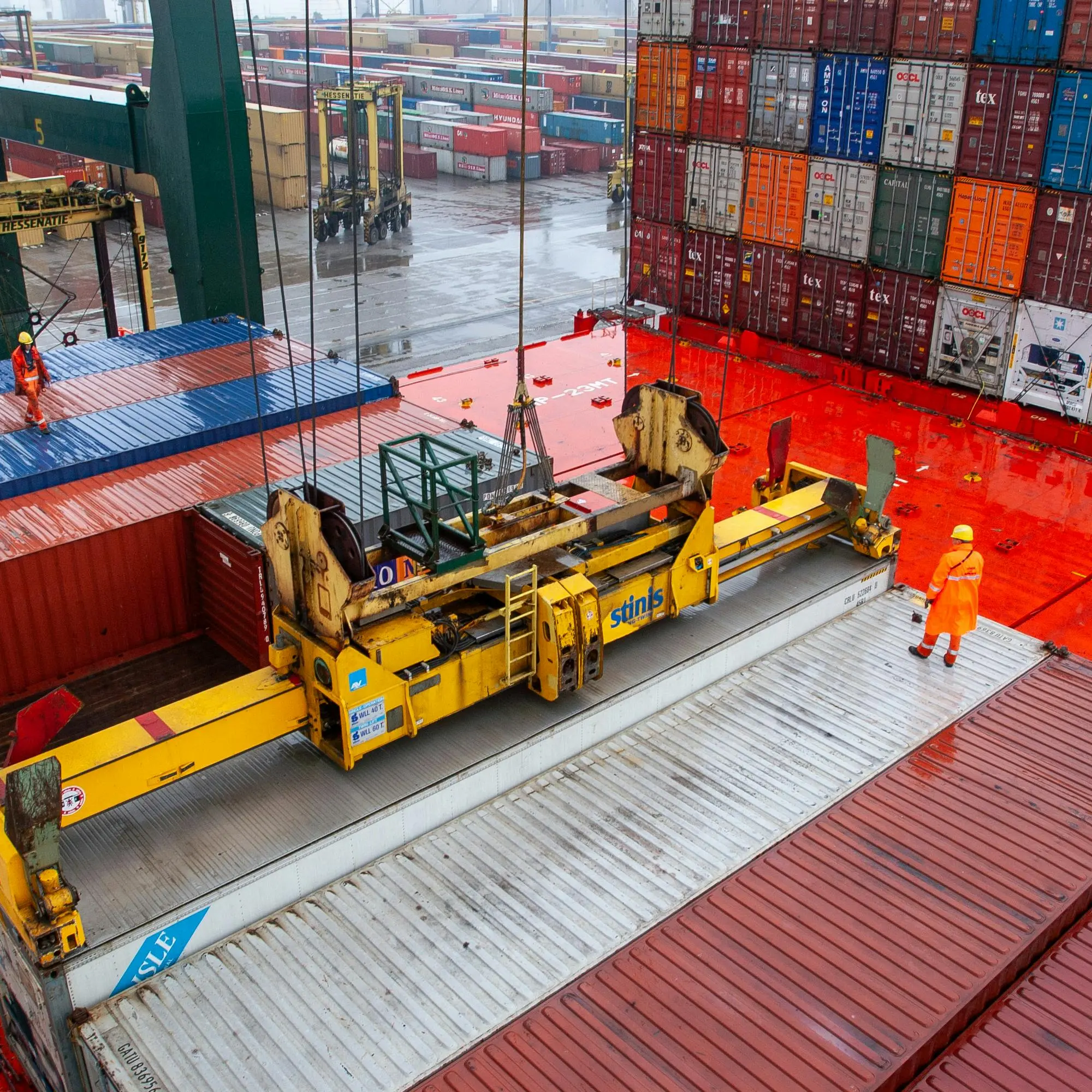 Piccole e medie imprese europee in crisi, la Cina avanza: import a doppia cifra e concorrenza imbattibile