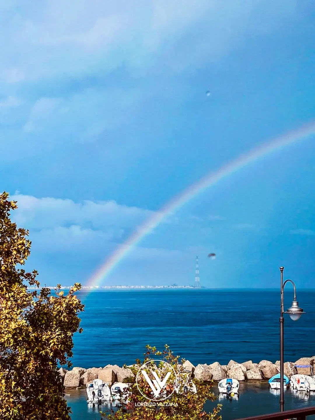 Un abbraccio di luce sullo Stretto\n