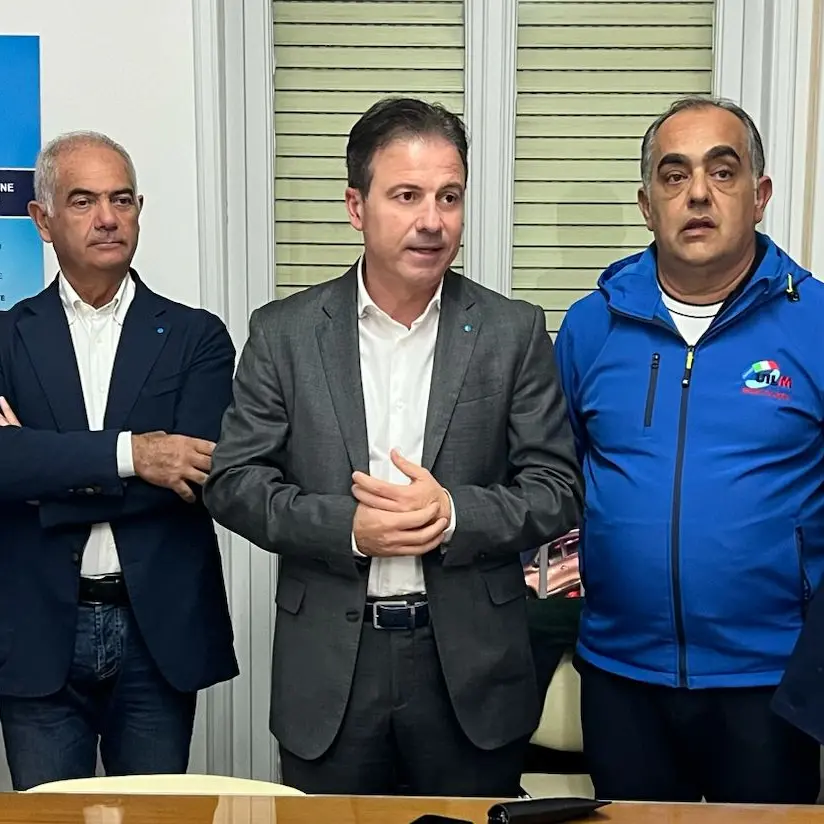 Reggio Calabria, incendiata l'auto di un delegato Uilm dell'Hitachi: solidarietà da tutta Italia