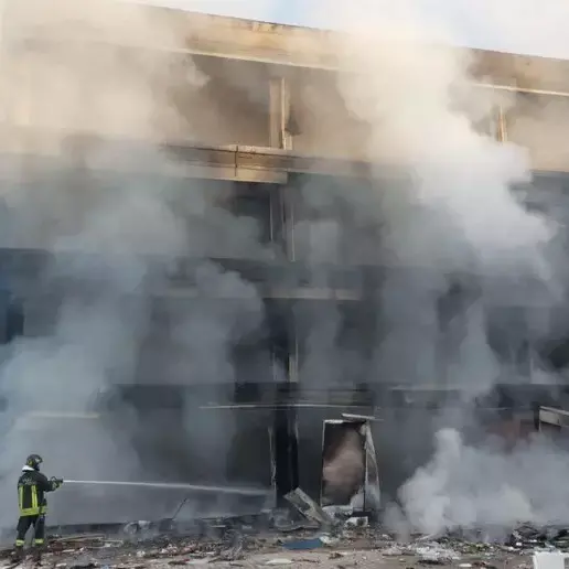 Edificio abbandonato in fiamme a Roma: uno degli occupanti sarebbe in pericolo di vita\n