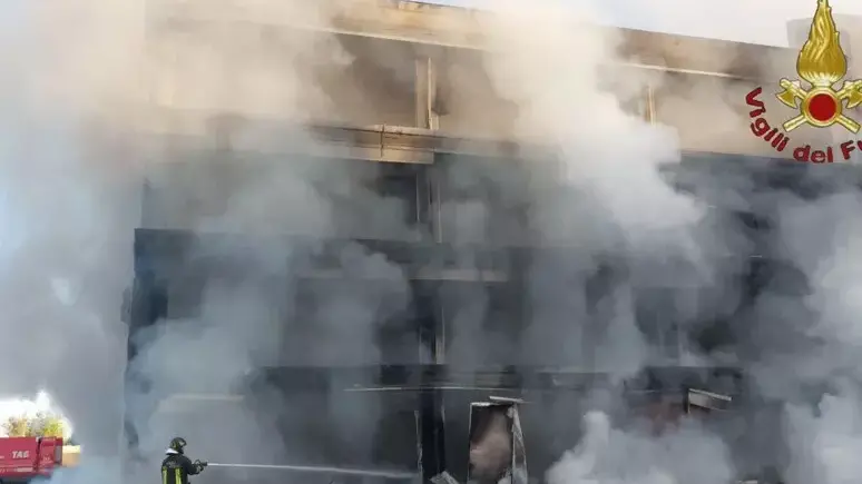 <p>L&#39;edificio abbandonato in fiamme (Ansa)</p>\\n