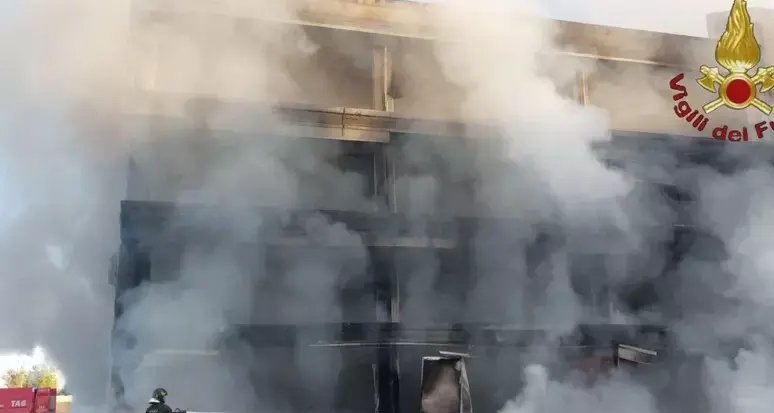 Edificio abbandonato in fiamme a Roma: uno degli occupanti sarebbe in pericolo di vita\n