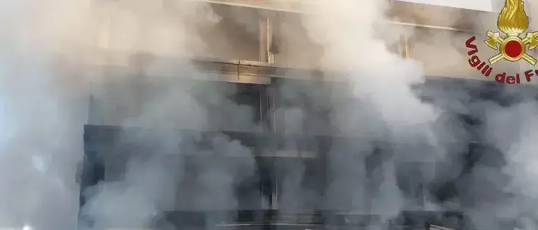 Edificio abbandonato in fiamme a Roma: uno degli occupanti sarebbe in pericolo di vita\n