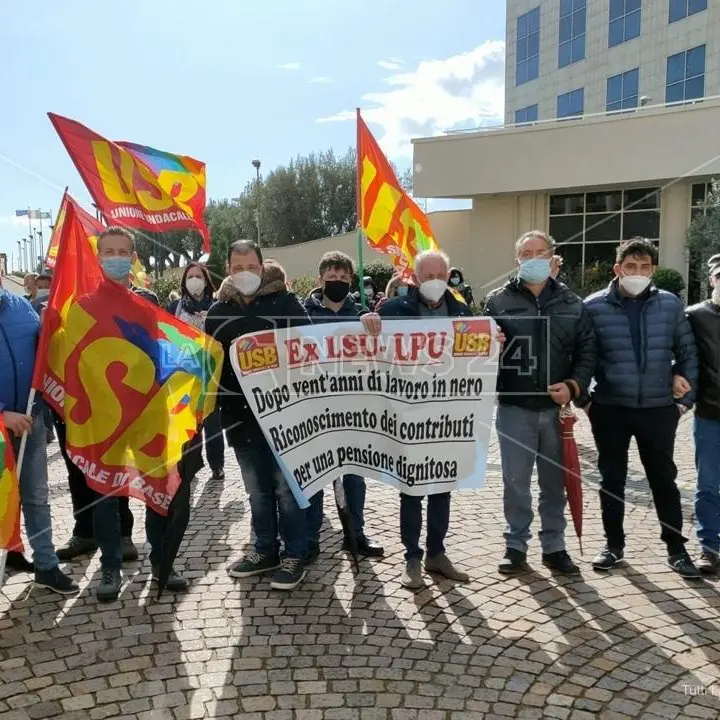 «Stop al lavoro nero di Stato»: flash mob degli ex Lsu-Lpu in Regione, chiedono il ripristino del fondo per 4.500 precari\n