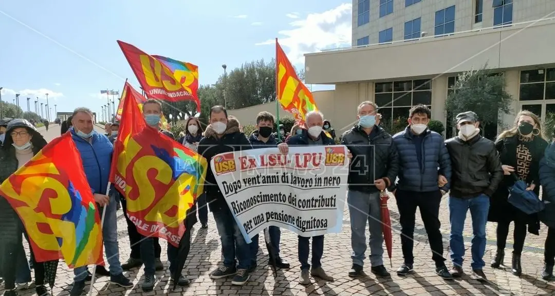 «Stop al lavoro nero di Stato»: flash mob degli ex Lsu-Lpu in Regione, chiedono il ripristino del fondo per 4.500 precari\n