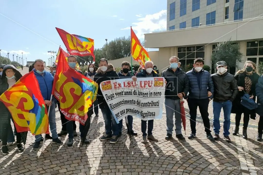 «Stop al lavoro nero di Stato»: flash mob degli ex Lsu-Lpu in Regione, chiedono il ripristino del fondo per 4.500 precari\n
