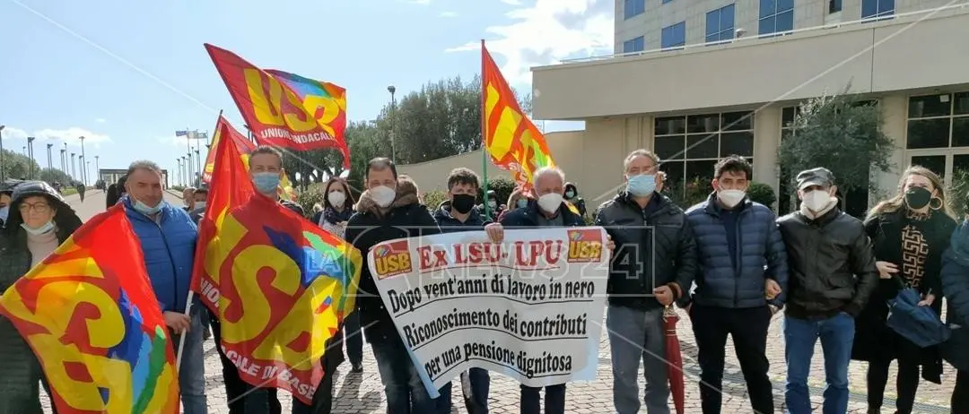 Gli ex Lsu-Lpu calabresi in piazza a Roma: «Da 30 anni al servizio dei comuni, ma con stipendi sotto i 1000 euro»\n