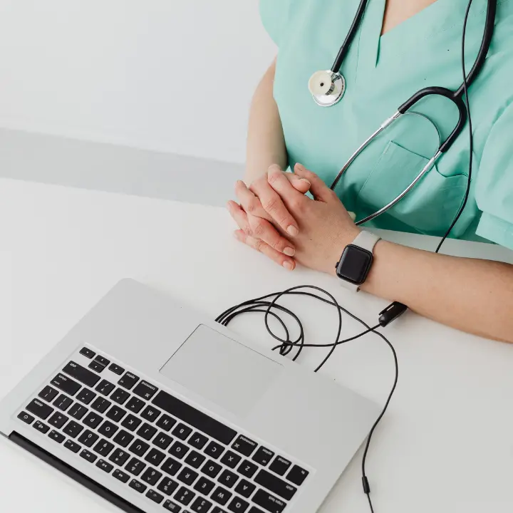 Crescono i casi di tumore ma diminuiscono oncologi e infermieri (ne mancano 175mila): «Cure a rischio»\n