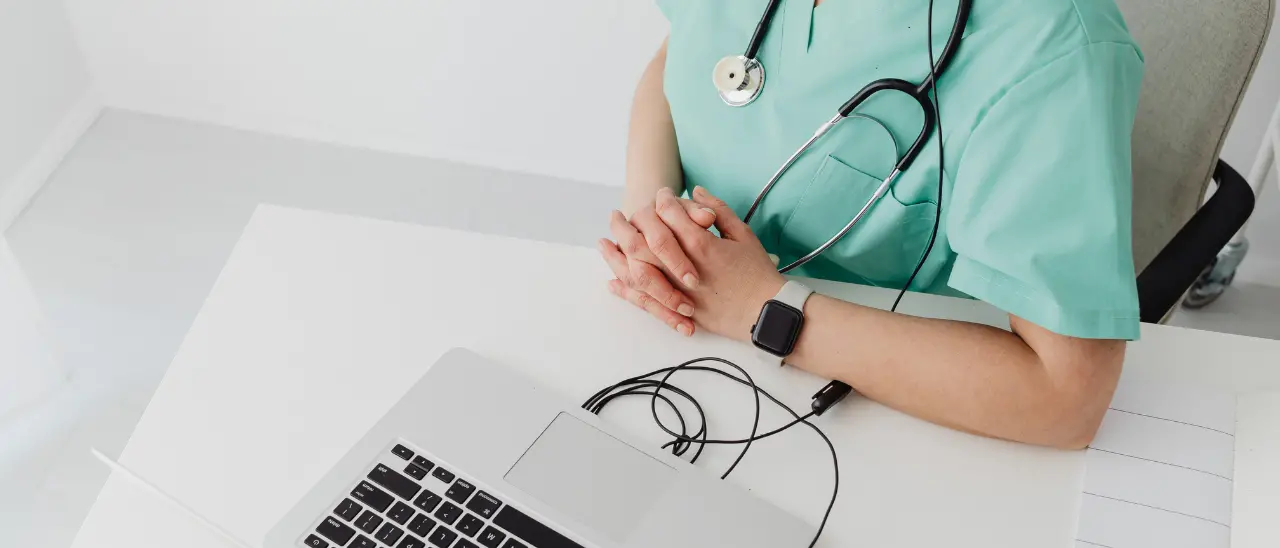 Crescono i casi di tumore ma diminuiscono oncologi e infermieri (ne mancano 175mila): «Cure a rischio»\n