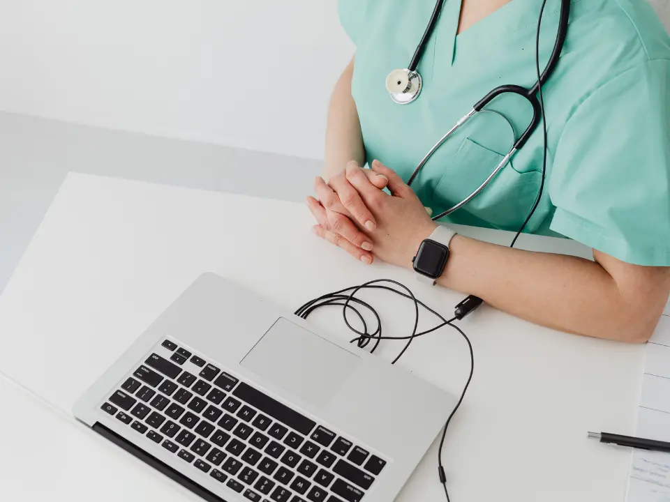 Crescono i casi di tumore ma diminuiscono oncologi e infermieri (ne mancano 175mila): «Cure a rischio»