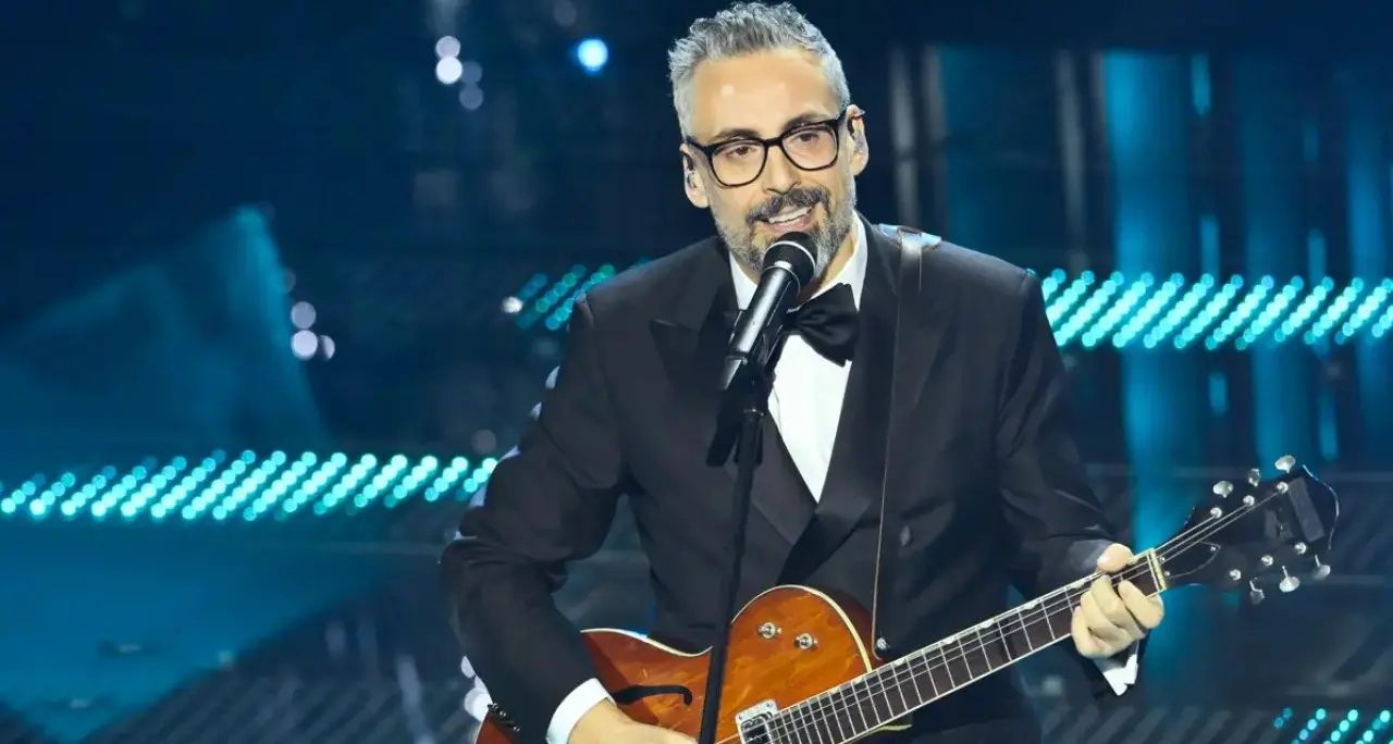 Cosenza saluterà il nuovo anno con Brunori: il cachet sarà donato in beneficienza