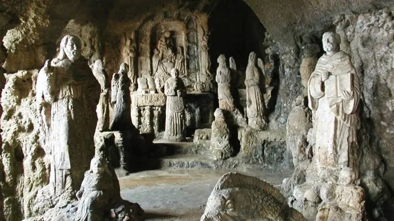 <p>La Chiesetta di Piedigrotta</p>\\n