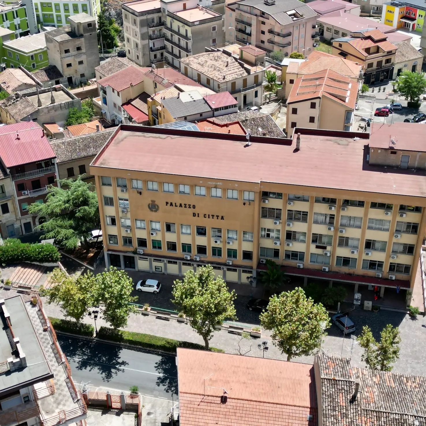 Cassano All’Ionio, in corso il maxitrasloco degli uffici comunali. Tutti i dettagli e il cronoprogramma\n