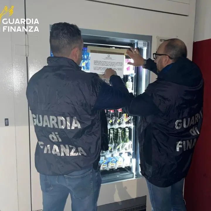 Cosenza, violavano il divieto notturno: sequestrati tre distributori automatici di alcolici