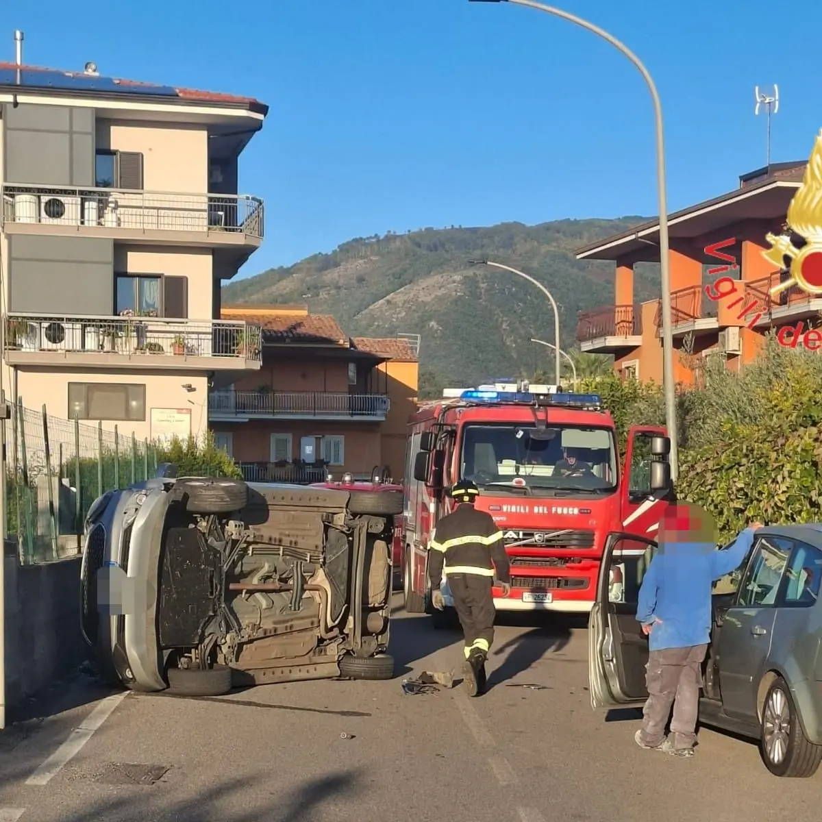 Incidente a Lamezia Terme:\u00A0impatto tra due auto in città, una si ribalta. Ferite due persone