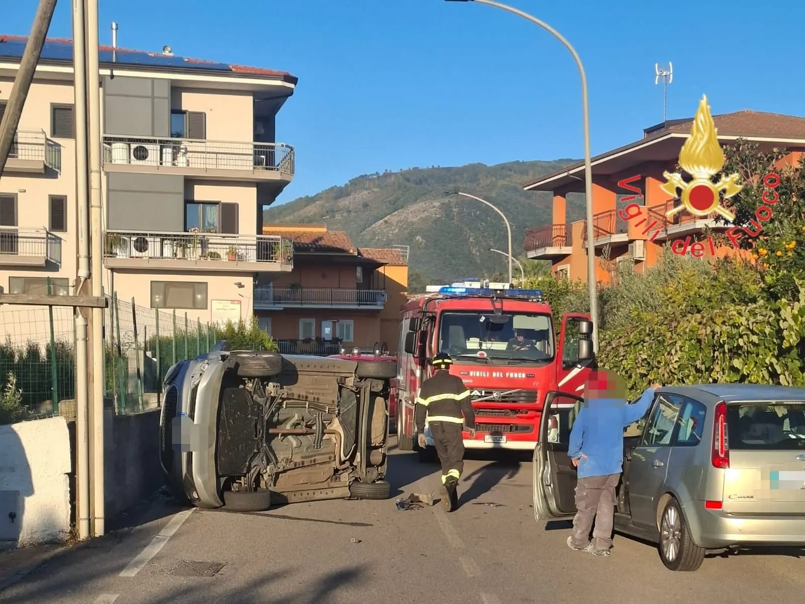 Incidente a Lamezia Terme:\u00A0impatto tra due auto in città, una si ribalta. Ferite due persone