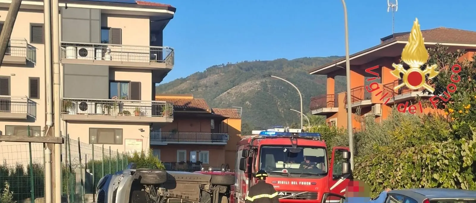Incidente a Lamezia Terme:\u00A0impatto tra due auto in città, una si ribalta. Ferite due persone