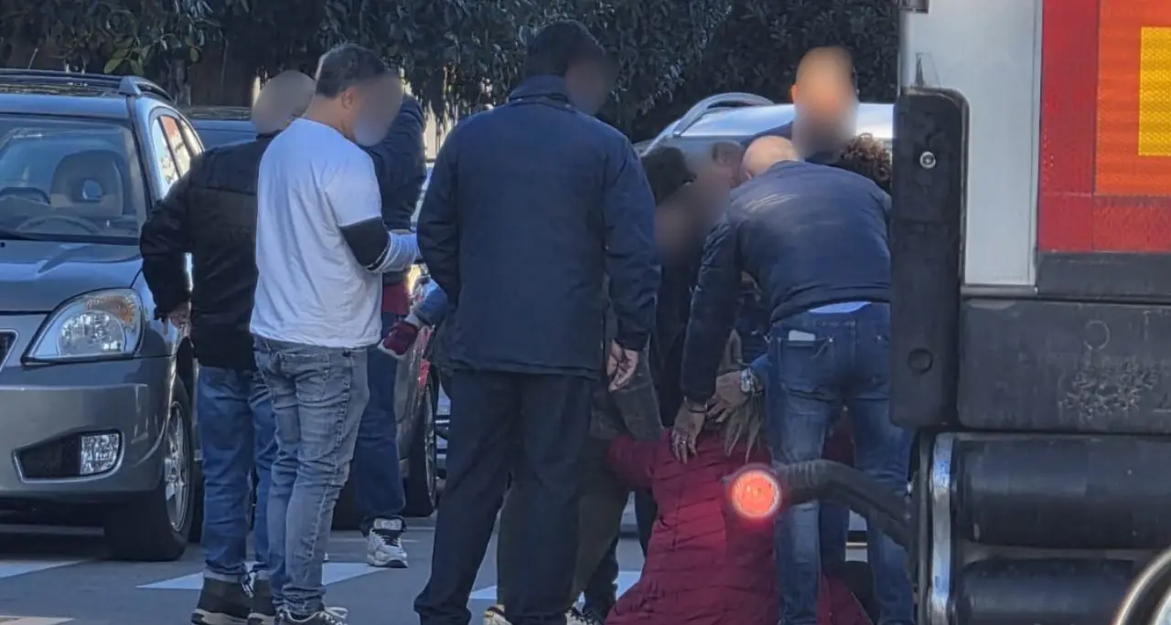 Rossano, donna investita da un’auto mentre attraversa le strisce davanti ad una scuola\n