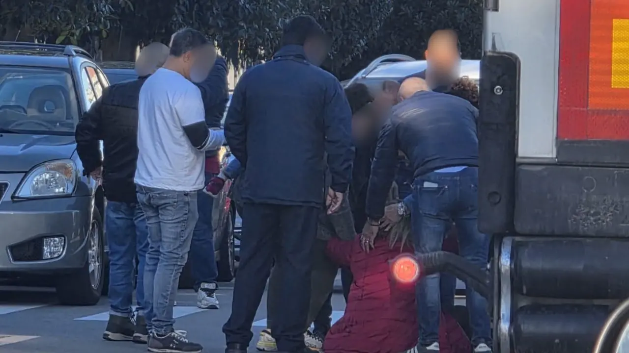 Rossano, donna investita da un’auto mentre attraversa le strisce davanti ad una scuola\n