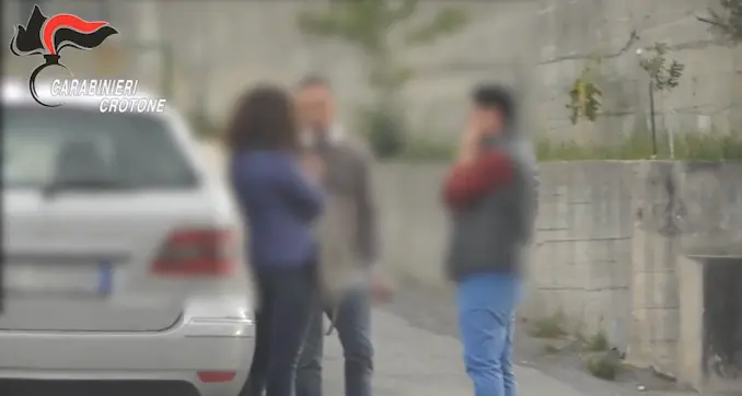 Scandalo nella scuola a Crotone, arrestati ex preside e titolare di un centro formativo: sono indagati per corruzione e truffa\n