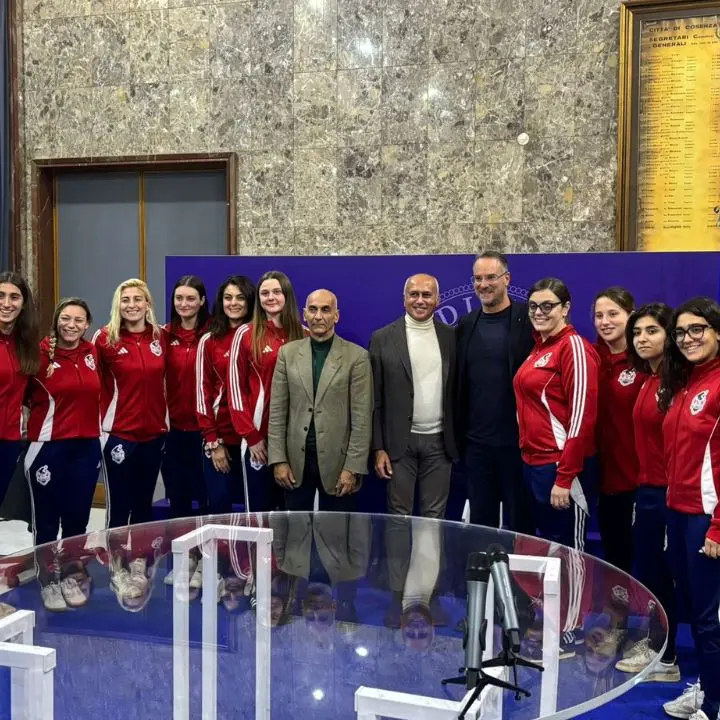Le giocatrici della Smile Cosenza Pallanuoto ricevute a Palazzo dei Bruzi\n