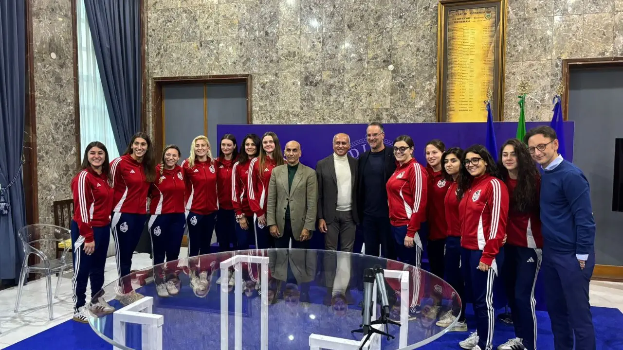 Le giocatrici della Smile Cosenza Pallanuoto ricevute a Palazzo dei Bruzi\n