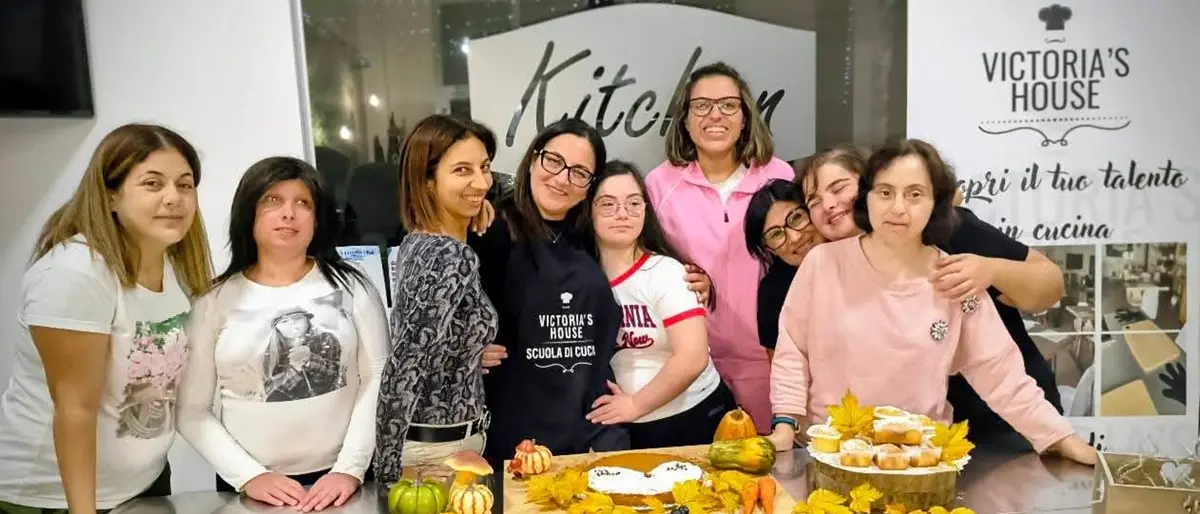 Victoria’s House a Reggio\u00A0non è solo una scuola di cucina ma un laboratorio di libertà\n