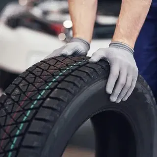 Gomme invernali o catene a bordo, dal 15 novembre scatta l'obbligo: cosa c'è da sapere\n