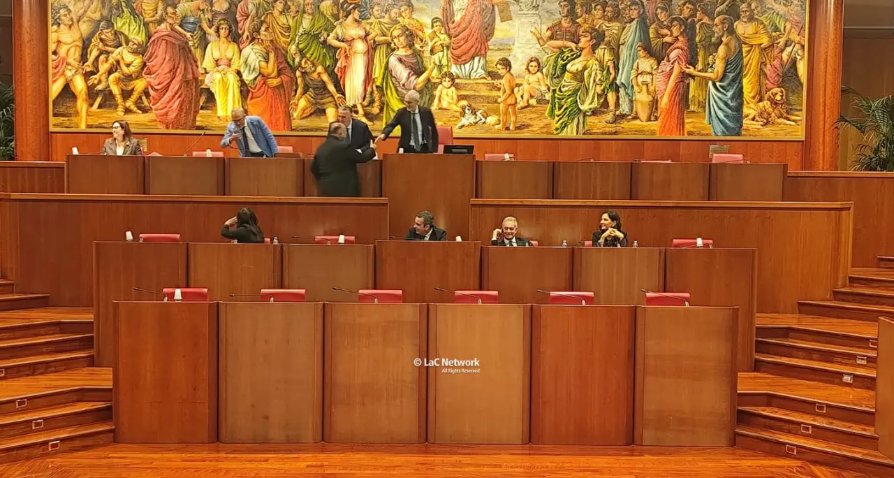 Cannizzaro mattatore nel primo Consiglio regionale, all’opposizione Falcomatà col muso lungo e Tridico che traccheggia\n