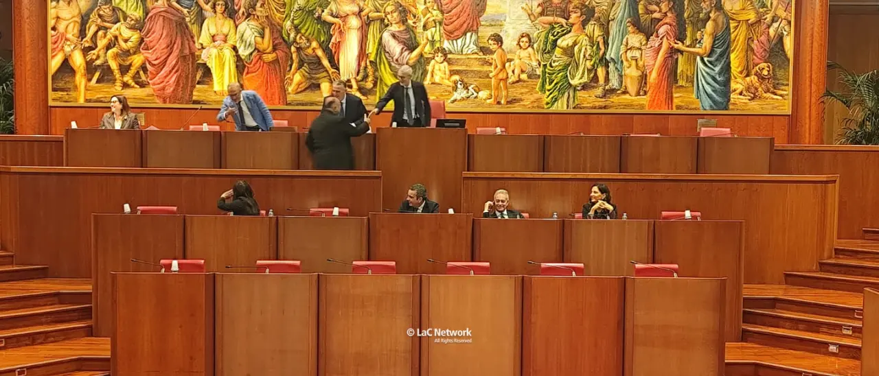 Cannizzaro mattatore nel primo Consiglio regionale, all’opposizione Falcomatà col muso lungo e Tridico che traccheggia\n