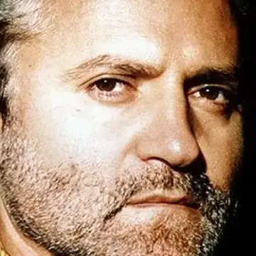 A Reggio\u00A0“Vesti d’Arte”, la mostra che celebra l’abbraccio tra Italia e Polonia nel nome di Versace\n