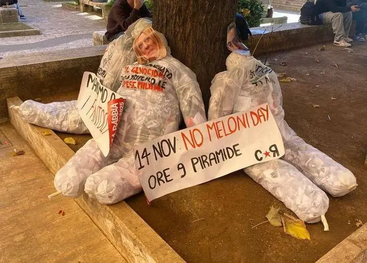 Fantocci con il volto di Meloni e Gasparri alla Sapienza. Il senatore: «Minacce non ci intimidiscono»\n