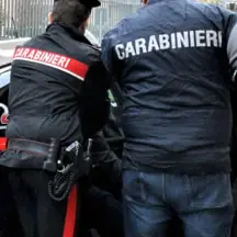 Milano, pedina ovunque la moglie con il Gps e tenta di darle fuoco: arrestato 46enne\n
