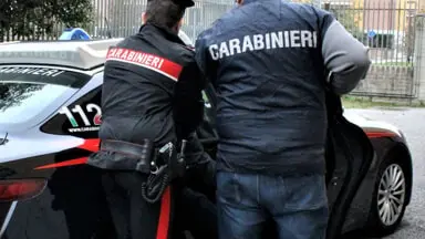 Milano, pedina ovunque la moglie con il Gps e tenta di darle fuoco: arrestato 46enne\n
