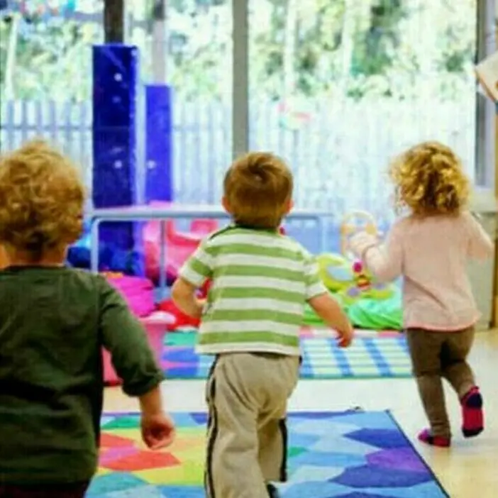 Arezzo, bambino di 2 anni rimane incastrato con il\u00A0giubbino ad un albero e muore soffocato\n