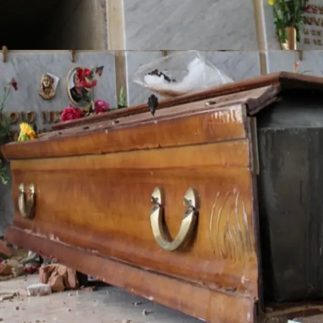 Bara abbandonata a Pietrapaola: denunciati i familiari che volevano liberare il loculo