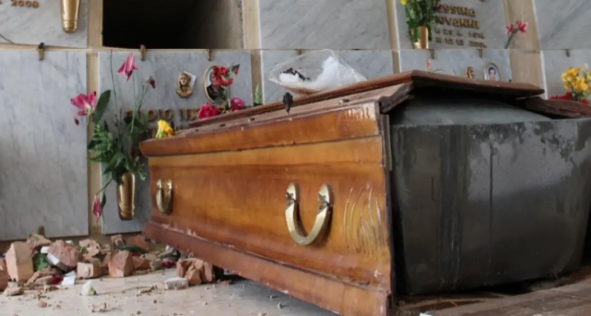 Bara abbandonata a Pietrapaola: denunciati i familiari che volevano liberare il loculo