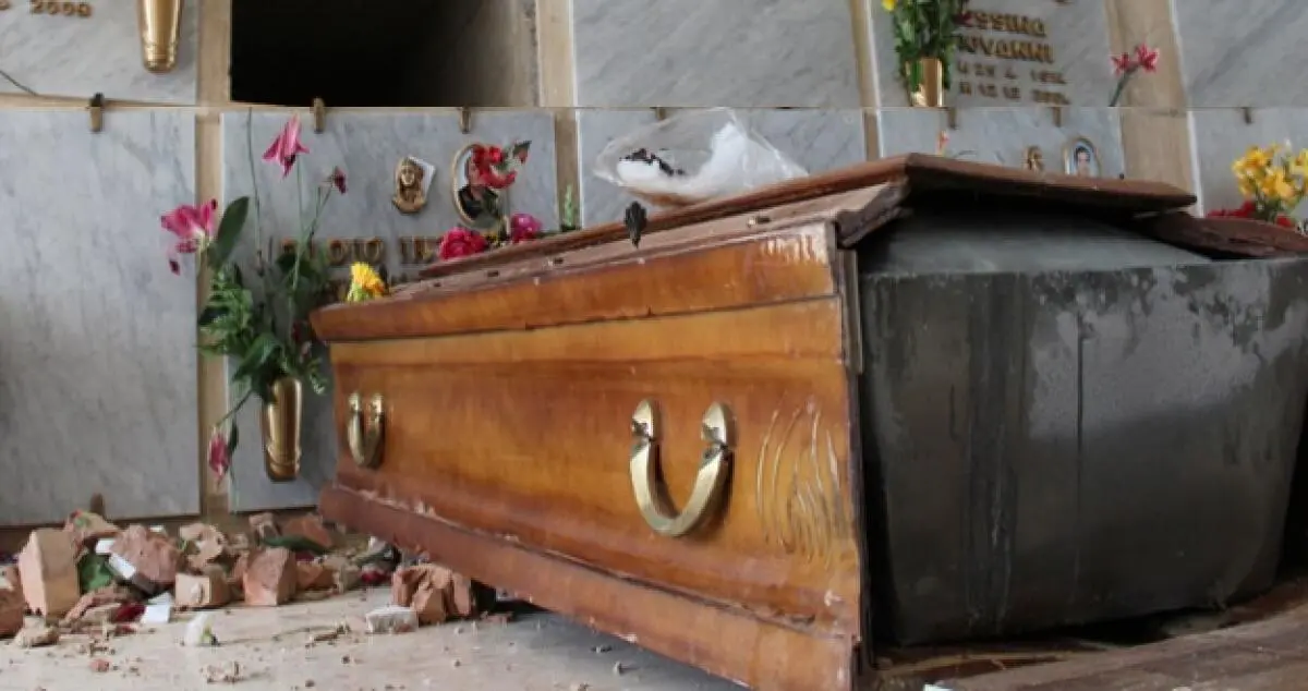 Bara abbandonata a Pietrapaola: denunciati i familiari che volevano liberare il loculo