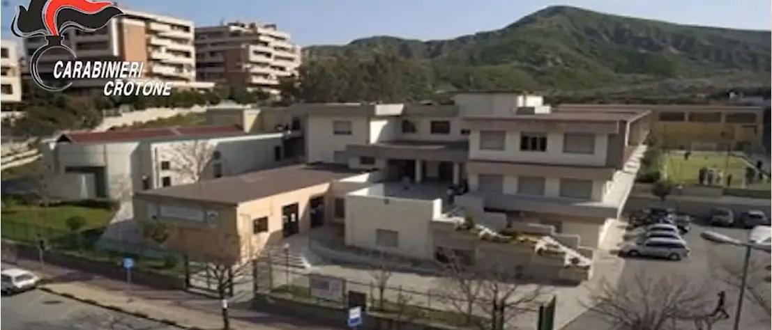 Dal dirigente comunale al vescovo di Lamezia, la rete di contatti della preside arrestata a Crotone. Il gip: «Circuito clientelare»\n