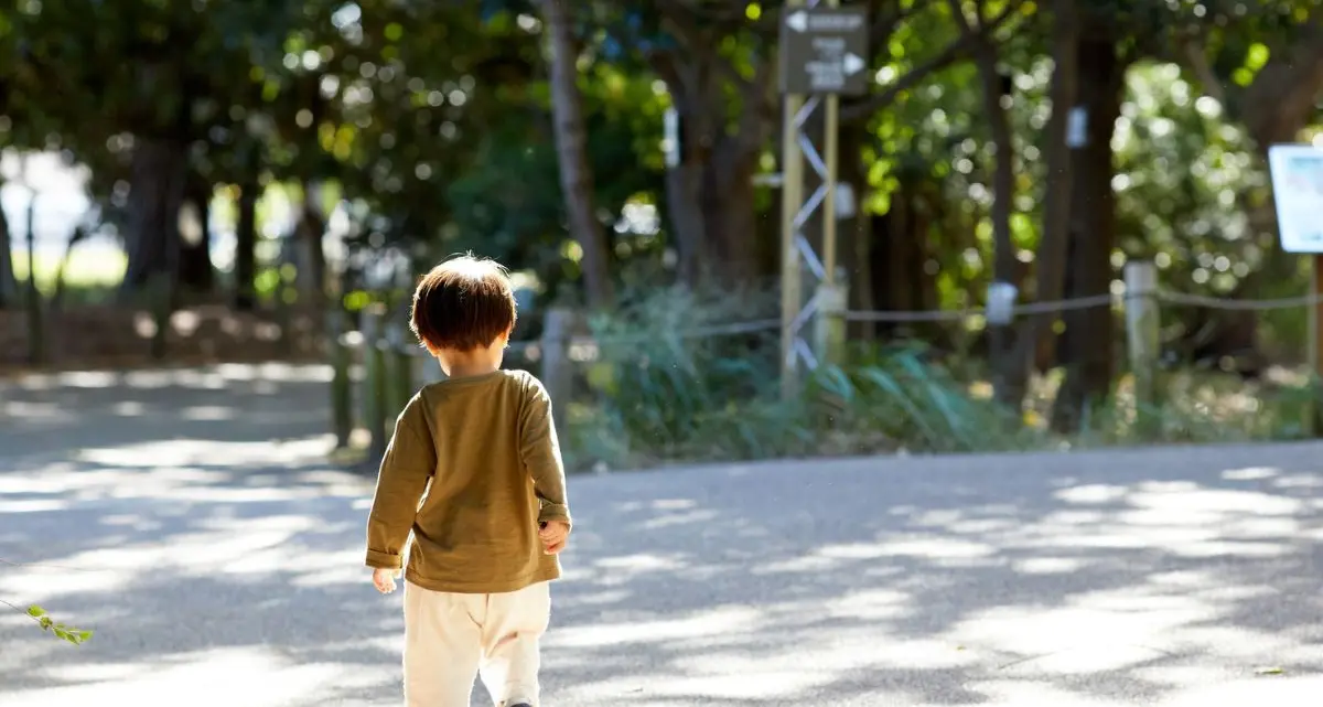 Bimbo di due anni muore soffocato nel cortile dell’asilo: sarebbe rimasto impigliato con la felpa ad un ramo\n