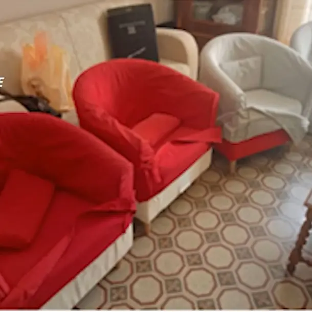 Crotone, la scuola come una proprietà\u00A0della famiglia della preside: il tavolo da ping pong a casa e i beni dell’istituto in salotto\n