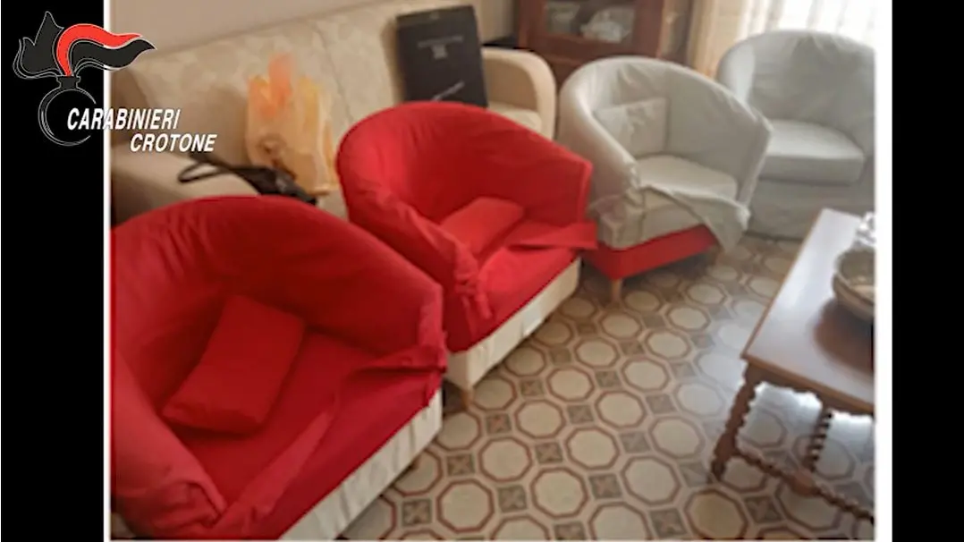 Crotone, la scuola come una proprietà della famiglia della preside: il tavolo da ping pong a casa e i beni dell’istituto in salotto