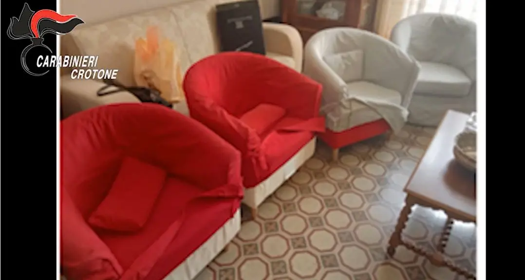 Crotone, la scuola come una proprietà\u00A0della famiglia della preside: il tavolo da ping pong a casa e i beni dell’istituto in salotto\n