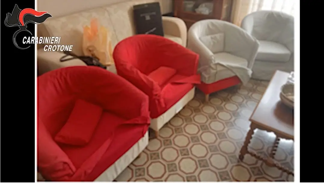 Crotone, la scuola come una proprietà\u00A0della famiglia della preside: il tavolo da ping pong a casa e i beni dell’istituto in salotto\n