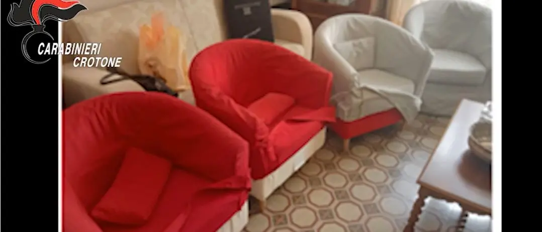 Crotone, la scuola come una proprietà\u00A0della famiglia della preside: il tavolo da ping pong a casa e i beni dell’istituto in salotto\n