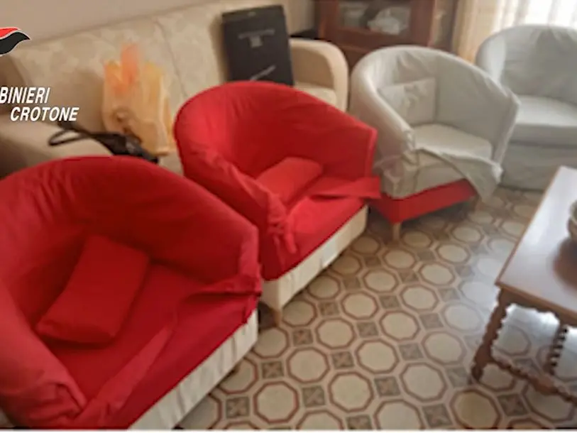 Crotone, la scuola come una proprietà della famiglia della preside: il tavolo da ping pong a casa e i beni dell’istituto in salotto