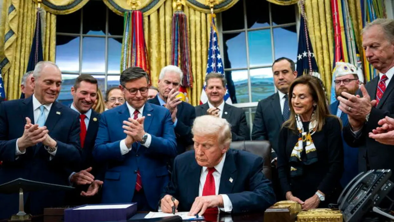 Donald Trump nel momento della firma