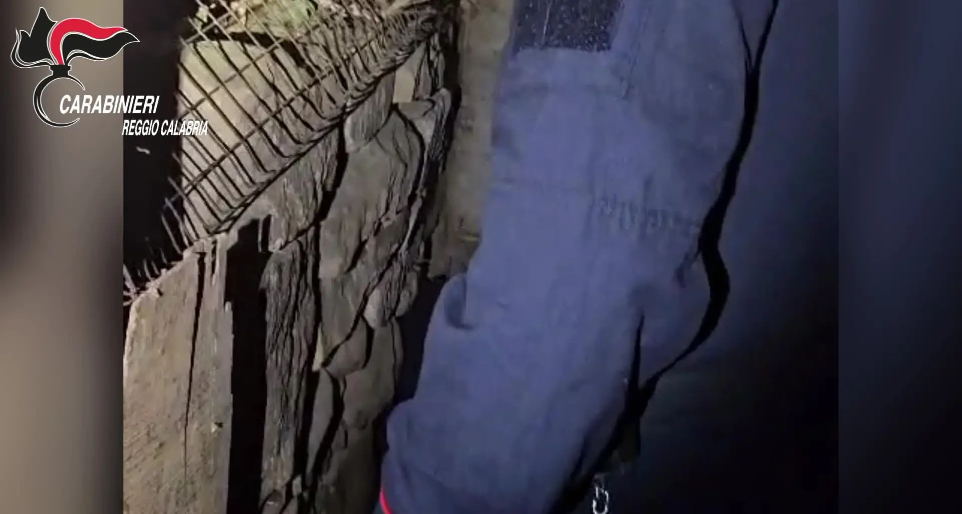 A Platì scoperto bunker con piantagione indoor di marijuana